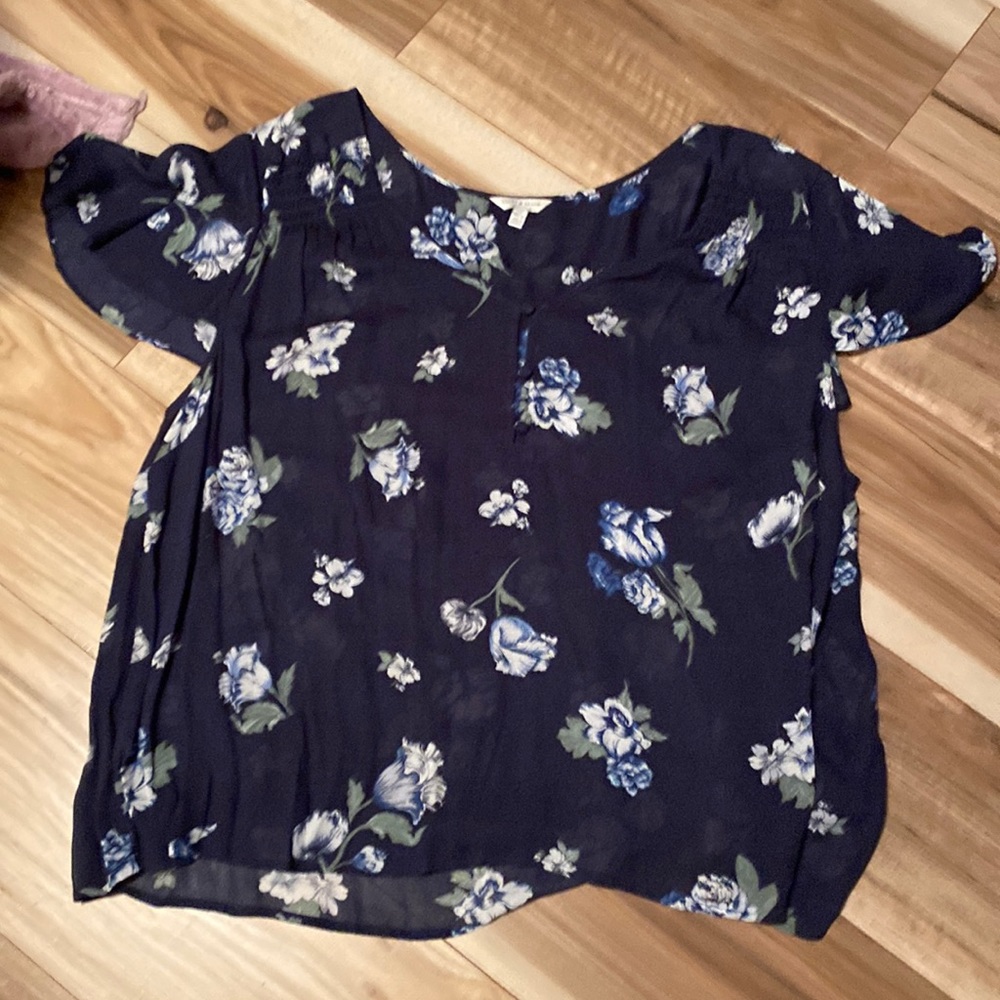 Beautiful lucky brand flutter sleeve blouse.